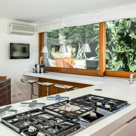 4bdr With Private Pool In Villa *